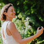 Brume visage tonifiante 100% biologique aux hydrolats de géranium rosat et de laurier noble, soin visage cosmétique biologique clean, sans parfum, sans huile essentielle, sans aucune toxicité.