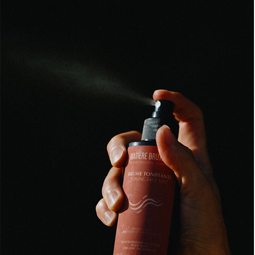 spray d'une brume visage tonifiante 100% biologique aux hydrolats de géranium rosat et de laurier noble, soin visage cosmétique biologique clean, sans parfum, sans huile essentielle, sans aucune toxicité.