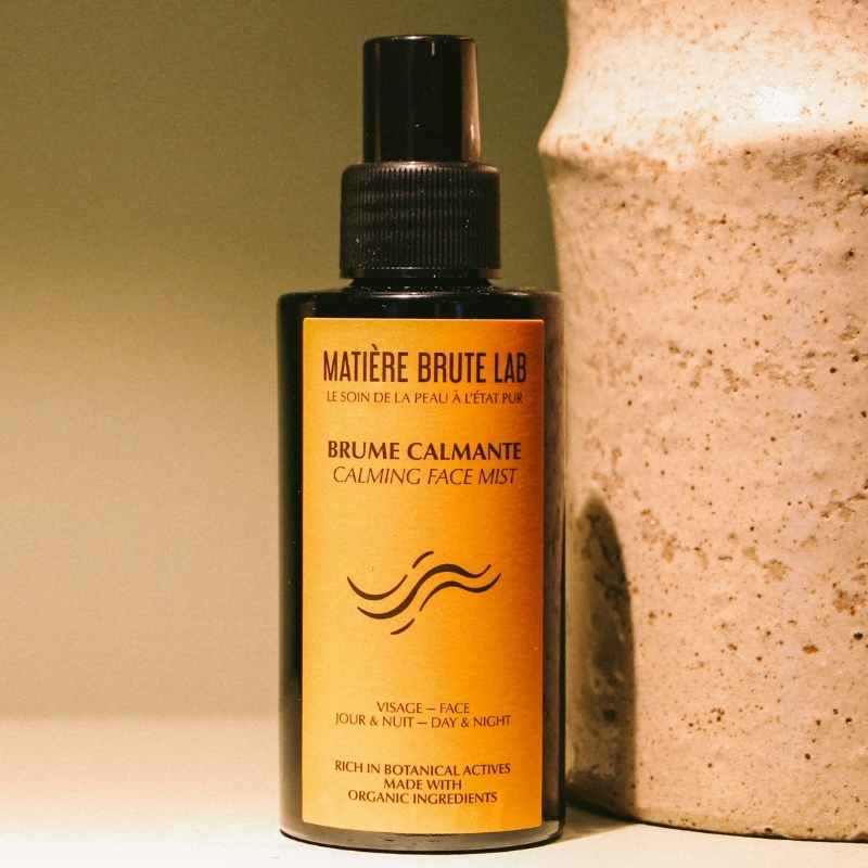 Brume Visage Apaisante est un geste de fraicheur instantanée pour calmer, atténuer les rougeurs et préserver le confort des peaux sensibles et sujettes à la couperose