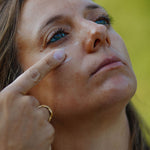 Crème visage Régénérante - Rides, taches pigmentaires, hydratation de la peau, fermeté cutanée - Soin visage cosmétique 99,5% biologique - Application de la crème sur la peau du visage