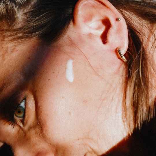 Crème Visage bio nourrit, apaise et préserve le confort des peaux sensibles.
Une concentration à 100% d'actifs pour prendre soin efficacement et en douceur des peaux réactives, agressées et fragilisées.