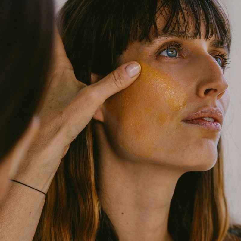 Crème Visage Glow redonne éclat naturellement, réduit visiblement les rides, diminue les cernes & poches et hydrate la peau. Idéale pour les teints ternes et fatigués