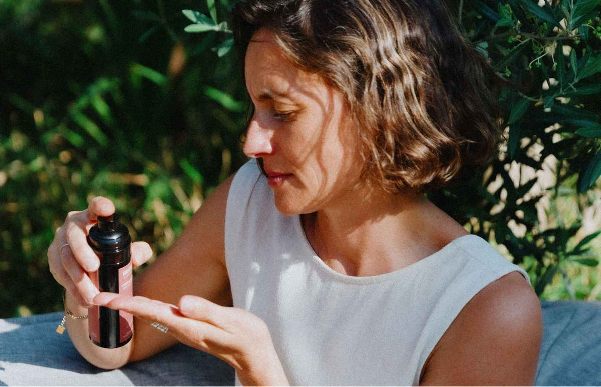 Crème Régénérante hydrate, réduit visiblement les rides et les taches pigmentaires et améliore la fermeté et l'élasticité des peaux matures.