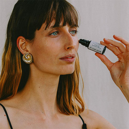 Application roll-on de l'élixir contour des yeux - réduction des rides, ridules et cernes