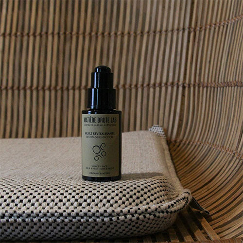 Huile Visage Revitalisante bio unifie le teint, réduit l'apparence des imperfections et révèle l'éclat naturel de votre peau