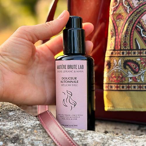 Huile Yoga du visage, co-formulée avec Sylvie Lefranc, experte française du Yoga du Visage, accompagne les gestes d'auto-massage facial et de drainage lymphatique grâce à sa texture enveloppante
