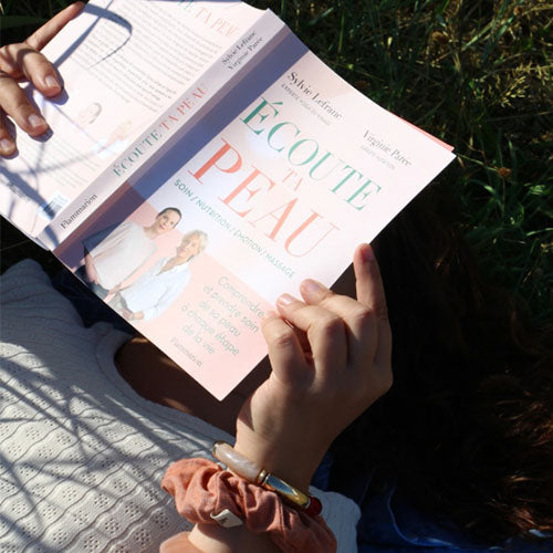 Sylvie Lefranc, experte en yoga du visage et Virginie Parée, experte en nutrition, allient leur expertise pour livrer un guide pratique sur tous les gestes beauté et conseils nutritions à appliquer tout au long de sa vie pour avoir une belle peau à tout âge
