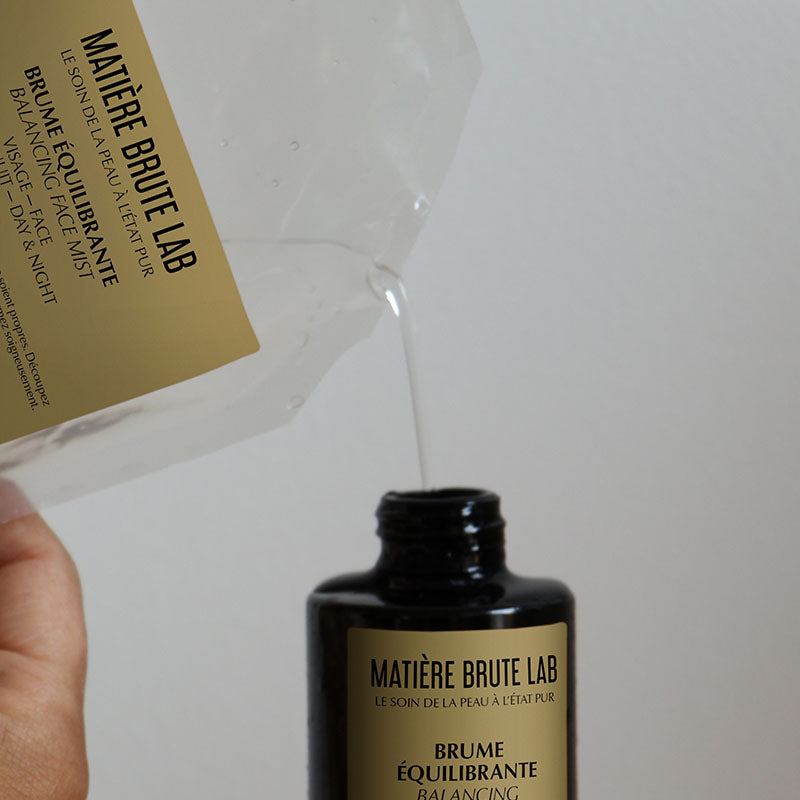 recharge de la brume visage équilibrante 100% biologique aux hydrolats de géranium rosat et de bleuet, soin visage cosmétique biologique clean.  Sans parfum, sans huile essentielle, sans aucune toxicité.