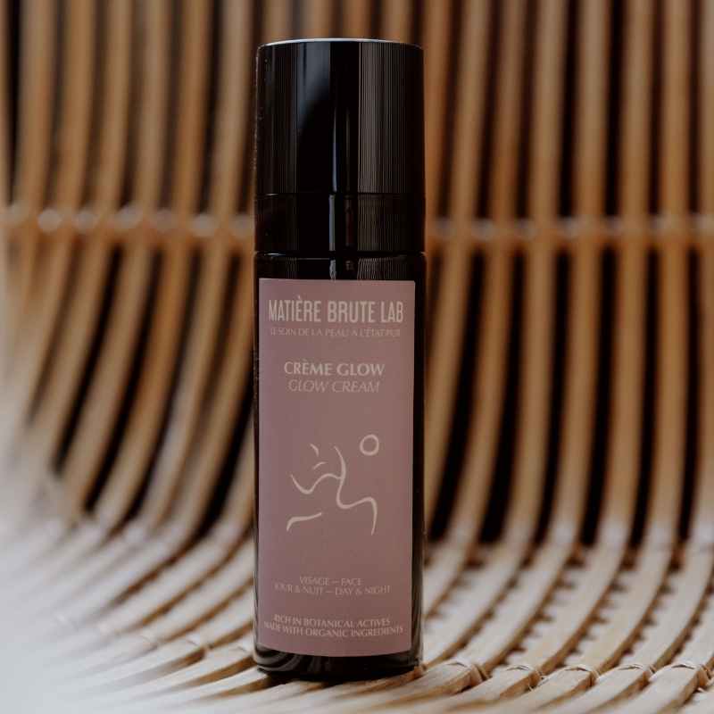 Crème Visage Glow redonne éclat naturellement, réduit visiblement les rides, diminue les cernes & poches et hydrate la peau. Idéale pour les teints ternes et fatigués