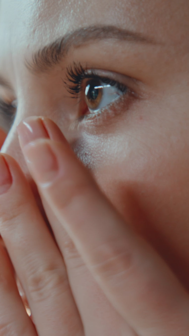 éclat naturellement, réduit visiblement les rides, diminue les cernes & poches et hydrate la peau. Idéale pour les teints ternes et fatigués.