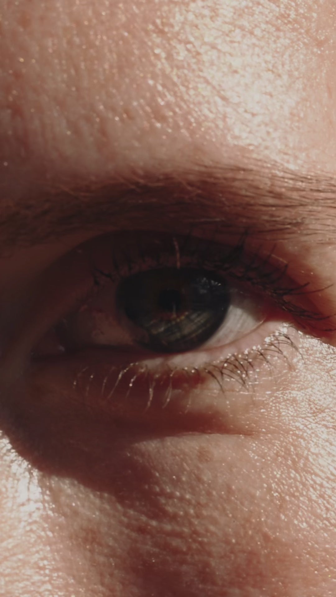 Contour des Yeux réduit les rides, les cernes, les poches et améliore la fermeté cutanée.