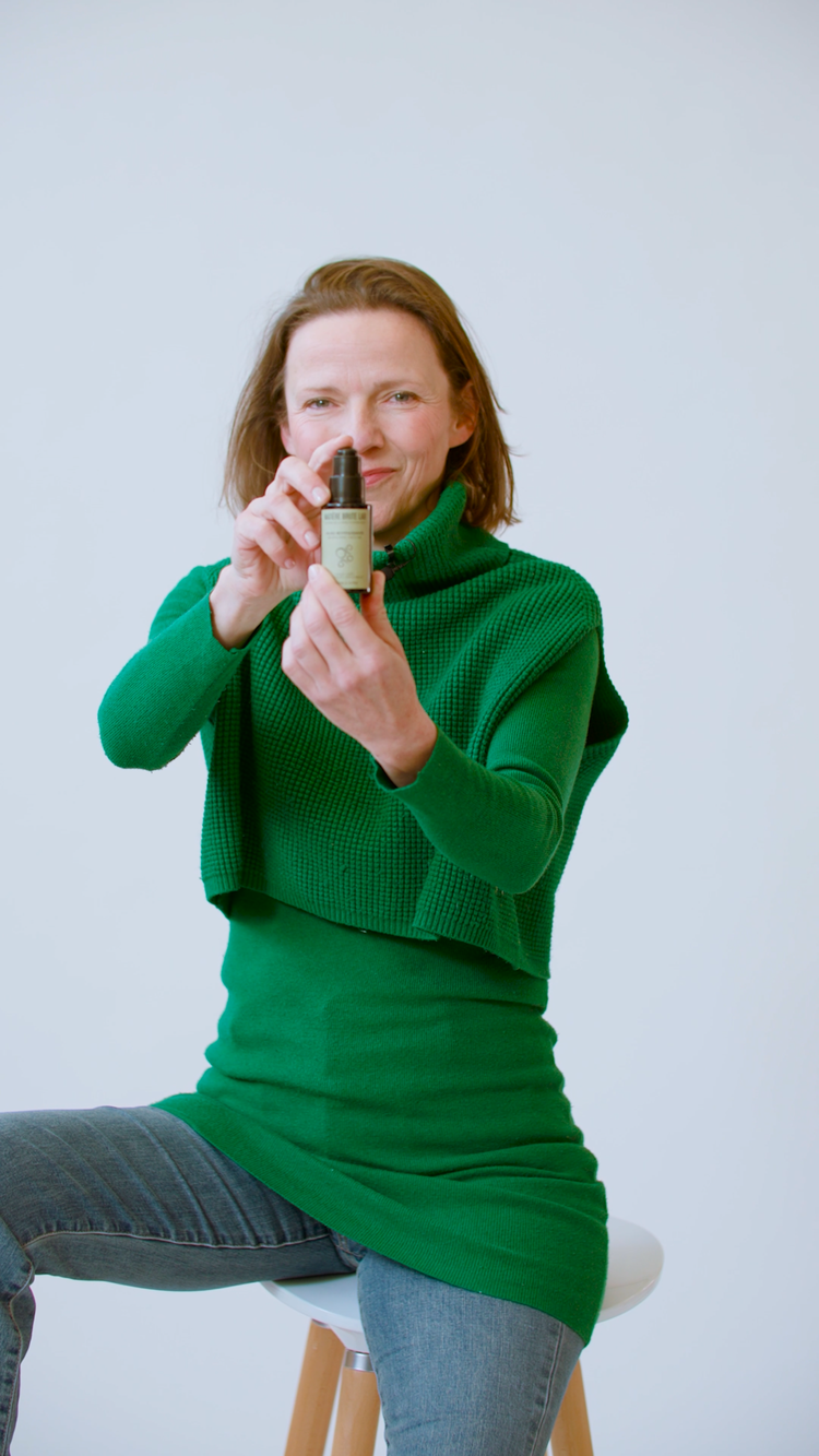 Signature olfactive par Alexandra Kosinski, Parfumeur de l'Huilre Revitalisante Bio - Peaux ternes à impefections | Matière Brute Lab