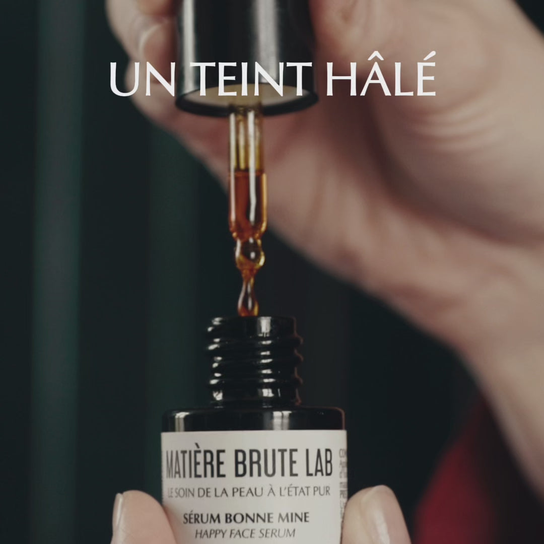 Le Sérum Bonne Mine illumine la peau, réduit visiblement les rides, diminue les taches pigmentaires et raffermit la peau.