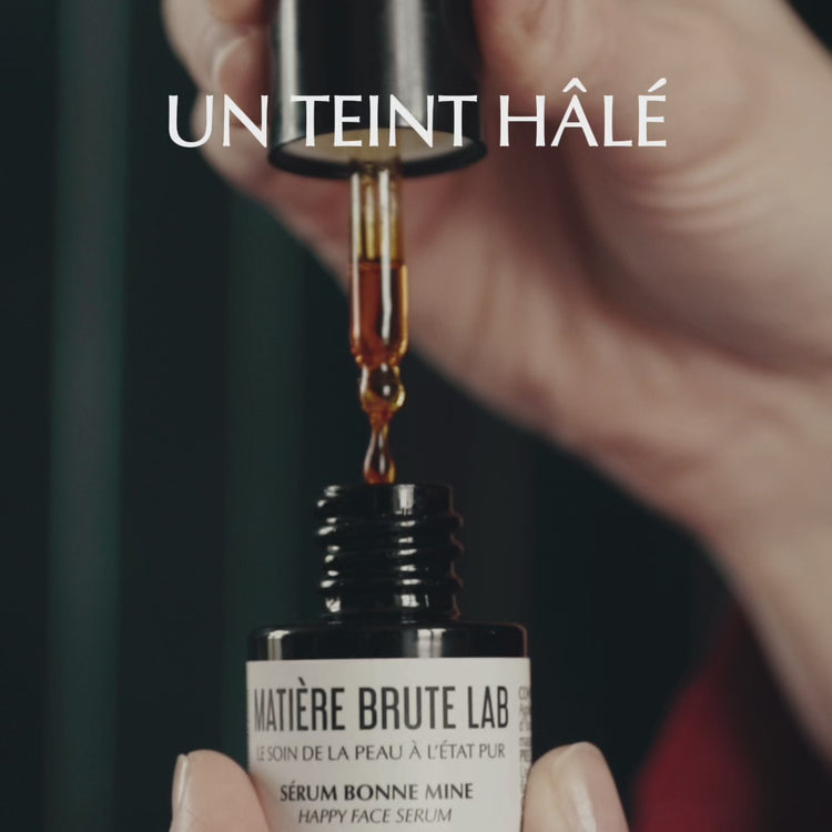 Le Sérum Bonne Mine illumine la peau, réduit visiblement les rides, diminue les taches pigmentaires et raffermit la peau.